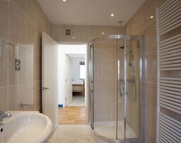 Cottage | Bathroom | Shower, hair dryer