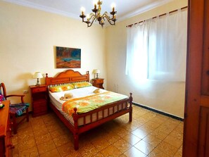 5 bedrooms, iron/ironing board, Internet, bed sheets