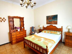 5 bedrooms, iron/ironing board, Internet, bed sheets