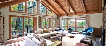 Blue Mountain Haven: 5 BR Hilltop Country Retreat