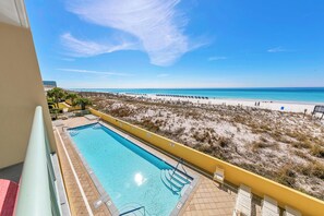 Une piscine offrant une vue dégagée sur la plage et l’océan.