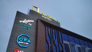 A hotel with a sign for Lebens Spa, Otta Cafe & Bar, and Carbone Restaurant. - Batam 1 Hotel (Batam)