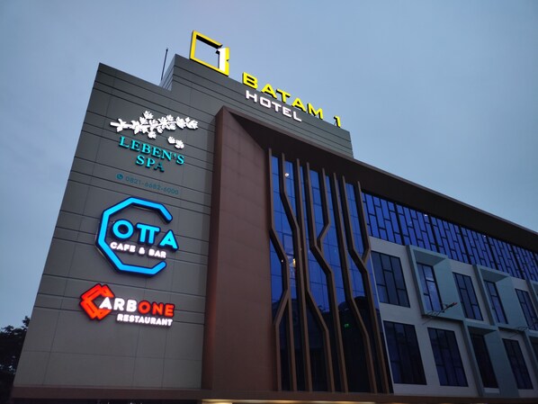 A hotel with a sign for Lebens Spa, Otta Cafe & Bar, and Carbone Restaurant. - Batam 1 Hotel (Batam)