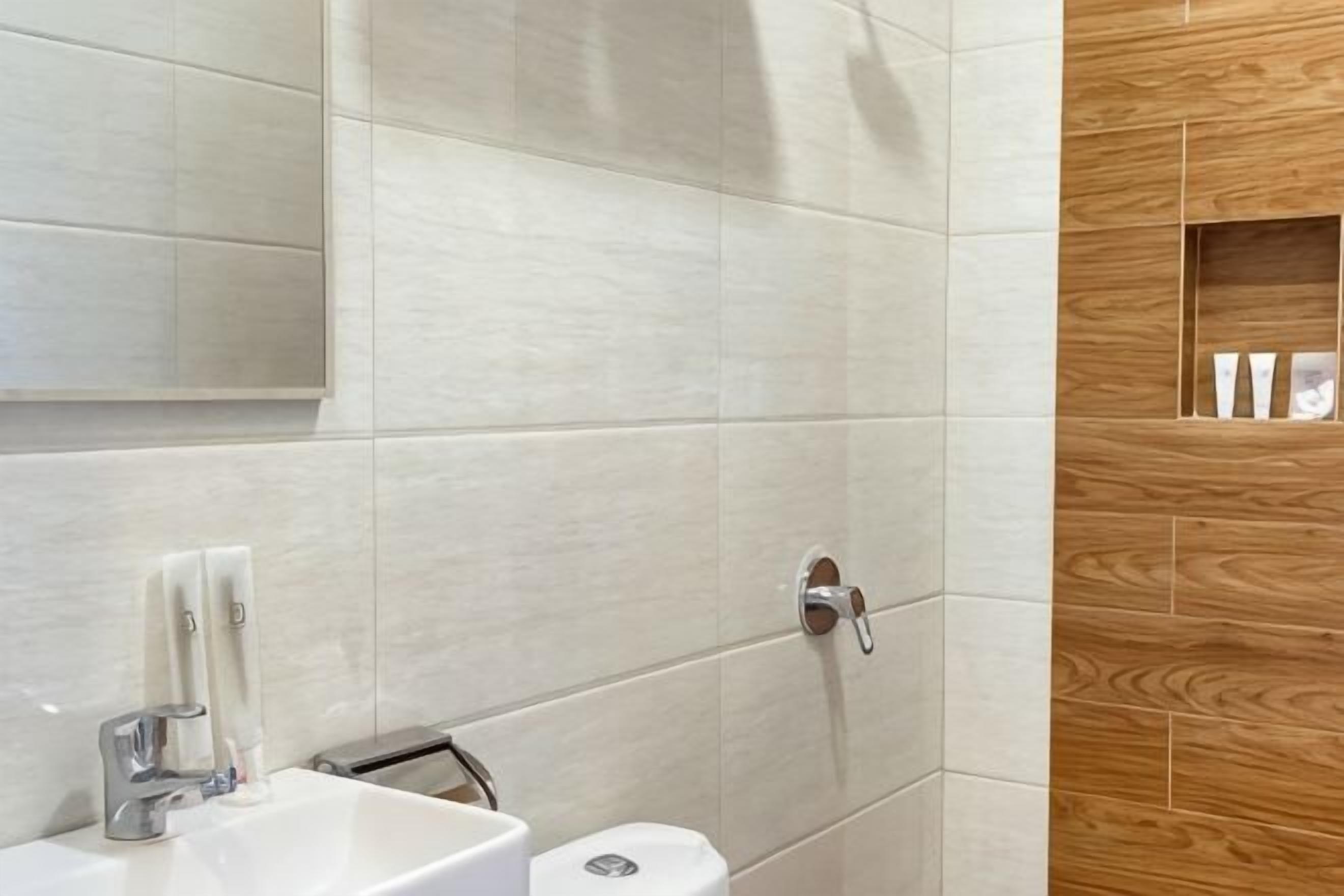 Bathroom | Combined shower/tub, slippers, towels