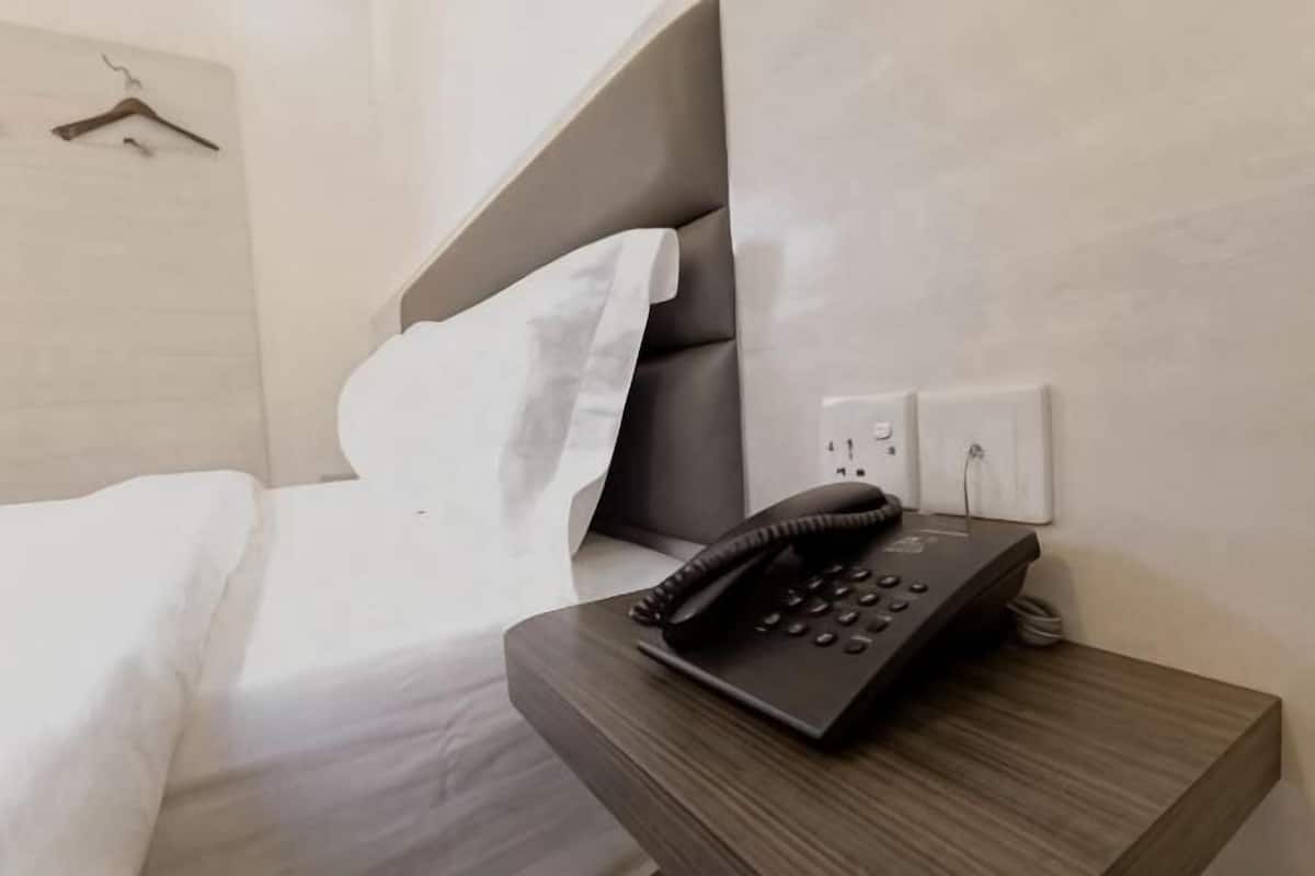Hypo-allergenic bedding, soundproofing, iron/ironing board, free WiFi