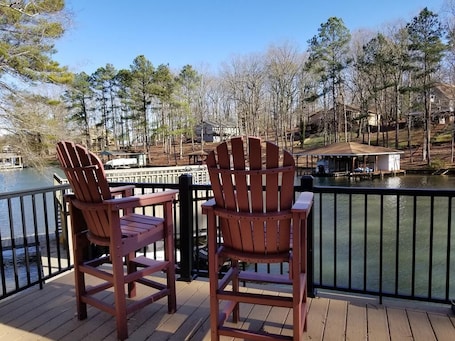 Property grounds. Relax among the palms at Reeled Inn on Beautiful Lake Gaston