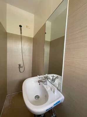 Habitación cuádruple, dormitorio mixto | Baño | Regadera, regadera tipo lluvia, toallas, papel de baño 