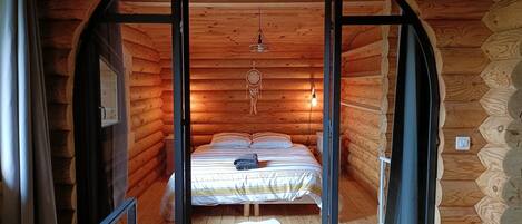 3 chambres, bureau, fer et planche à repasser, lit parapluie