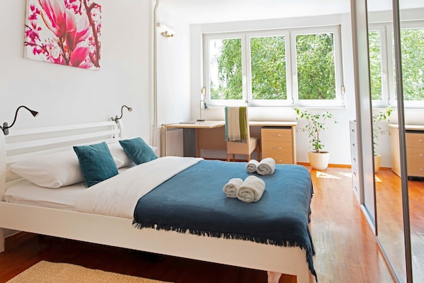 2 bedrooms, laptop workspace, bed sheets