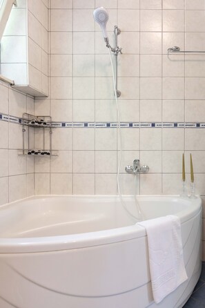 Apartment (2 Bedrooms) | Bathroom | Soap, shampoo - Bright 2bdr Apartment With a Balcony (Zagreb)