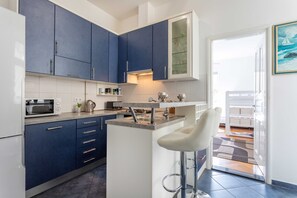 Departamento (2 Bedrooms) | Cocina privada | Microondas, horno, parrilla de estufa y cafetera y tetera 