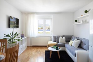 Living area - Spacious 2bdr Apartment With a Cute Balcony (Zagreb)