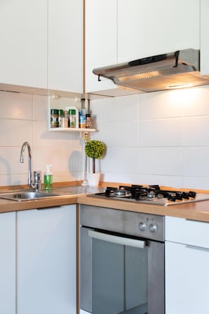 Lò vi sóng, lò nướng, bếp nấu, máy rửa bát 