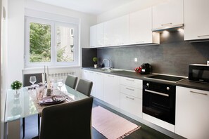 Micro-ondes, four, plaque de cuisson, cafetière/bouilloire