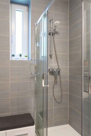 Dusche, Haartrockner, Seife, Shampoo