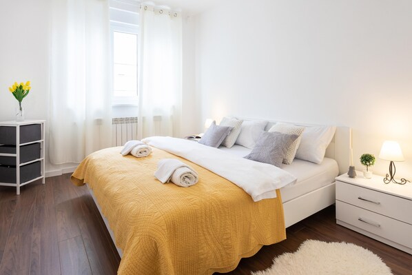 2 bedrooms, iron/ironing board, bed sheets