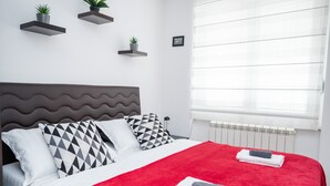 1 habitación, cuna de viaje y ropa de cama 