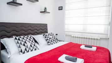 1 bedroom, travel cot, bed sheets