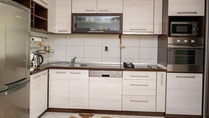 Microondas, horno, parrilla de estufa y lavavajillas 