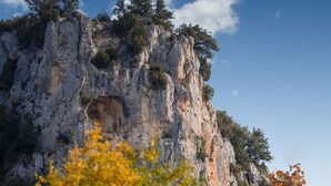 Un penya-segada rocosa amb vegetació escassa i un cel serè.
