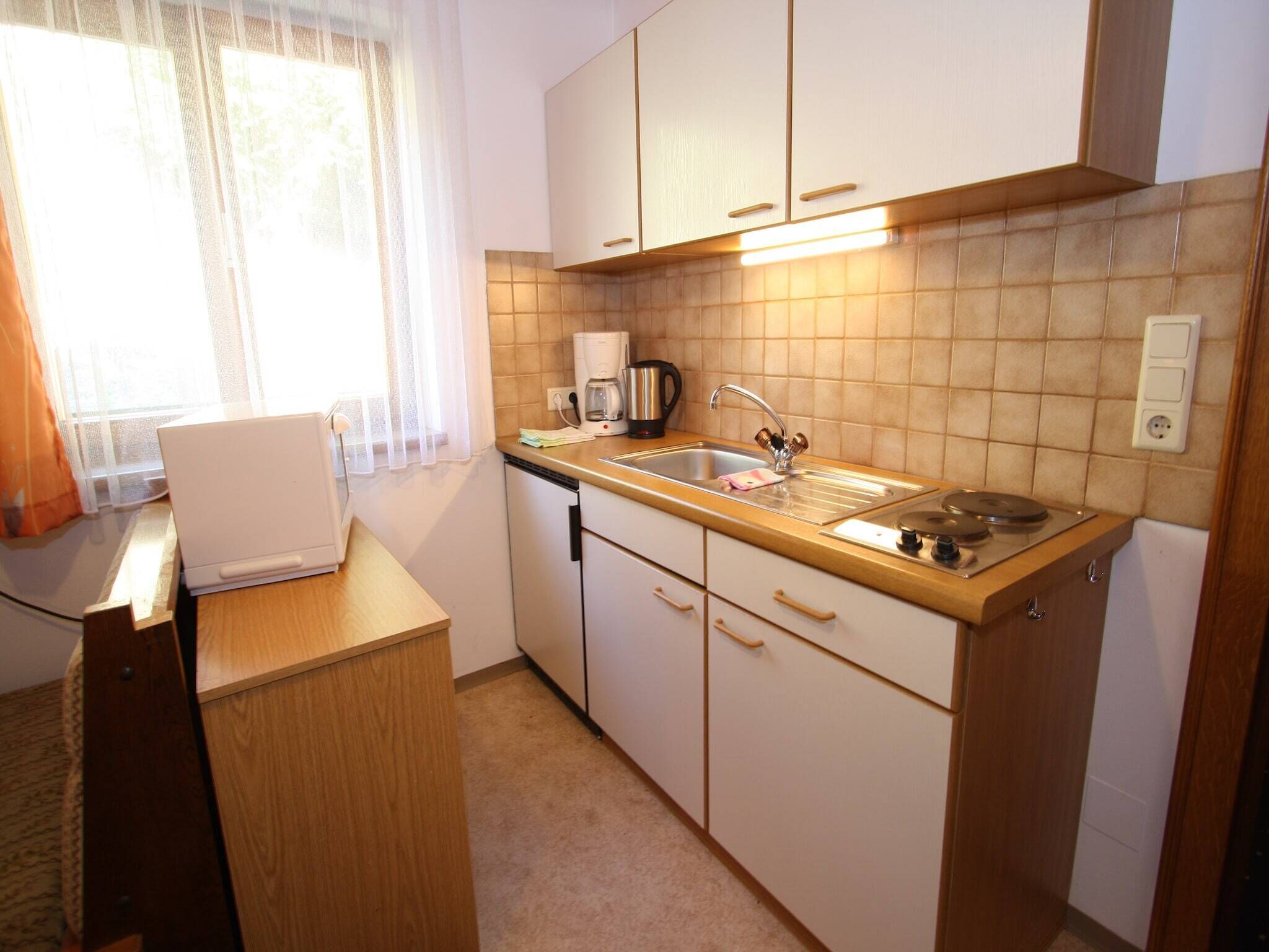 Wasserkocher mit Kaffee-/Teezubehör, Kühlschrank, Ofen, Herdplatte