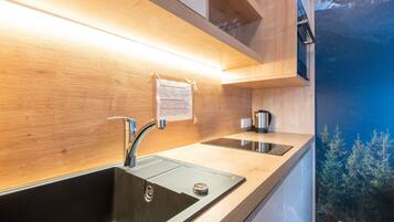 Kühlschrank, Ofen, Herdplatte, Wasserkocher mit Kaffee-/Teezubehör