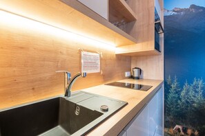 Kylskåp, ugn, spishäll och kaffe- och tebryggare