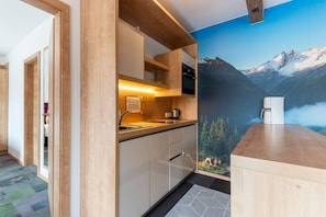 Fridge, oven, stovetop, coffee/tea maker