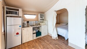 Lodge Maasaï 25m² | Private kitchen | Espresso maker, fridge, microwave, stovetop - Camping les Reflets du Quercy (Crayssac)