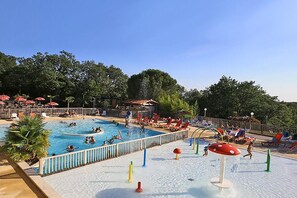 Een seizoensgebonden buitenzwembad en parasols bij het zwembad