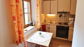 Fridge, oven, stovetop, coffee/tea maker