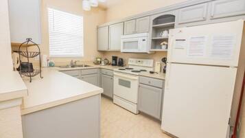 Townhome, 4 Bedrooms | Private kitchen
