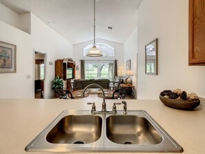 House, 4 Bedrooms | Private kitchen