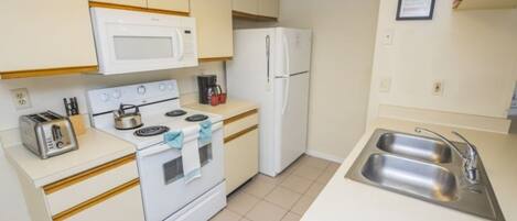 Condo, 3 Bedrooms | Private kitchen