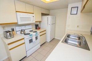 Condo, 3 Bedrooms | Private kitchen