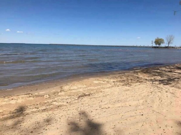 Chaises longues, serviettes de plage