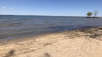 Playa en los alrededores, camastros y toallas de playa 