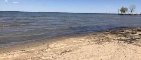 Una spiaggia nelle vicinanze, lettini da mare, teli da spiaggia