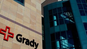Un edificio con una gran cruz roja y la palabra "Grady" en su fachada.