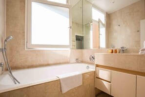 Shower, hair dryer, towels - Artful Elegance, by Veeve (Paris)