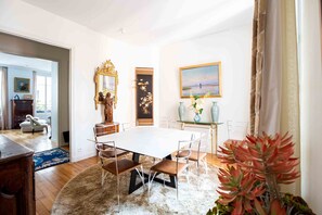 Dining - Artful Elegance, by Veeve (Paris)