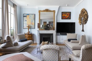 TV, fireplace - Artful Elegance, by Veeve (Paris)