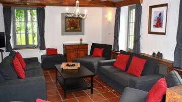 Fernseher, Kamin, Tischfußball, Tischtennisplatte