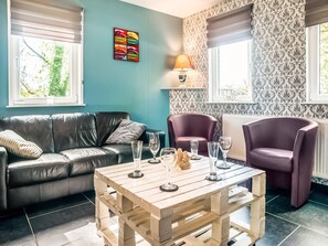 Télévision, cheminée, lecteur de DVD, baby-foot