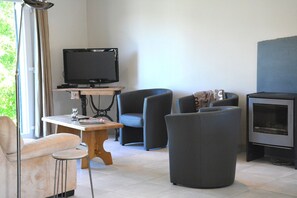 Fernseher, DVD-Player, Tischtennisplatte
