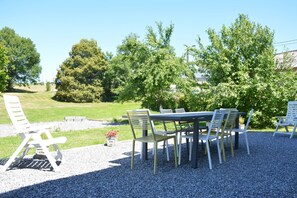 Outdoor dining - Nice Home, a drive away from buzz of Luxembourg (Marenne)