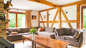 Un salón acogedor con una mesa de centro de madera, dos sofás y un televisor.