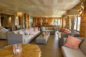 TV, DVD player, stereo - Luxurious Holiday Home in Stoumont with Pool & Bar (Stoumont)