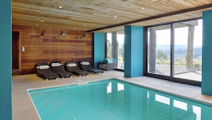 A swimming pool with lounge chairs and a view of the outdoors. - Luxurious Holiday Home in Stoumont with Pool & Bar (Stoumont)