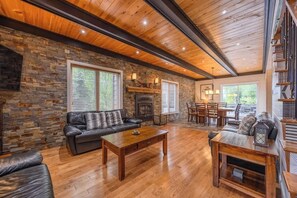 TV, fireplace - Maison Eden | Spa & Sauna | Massif de Charlevoix (Petite-Rivière-Saint-François)
